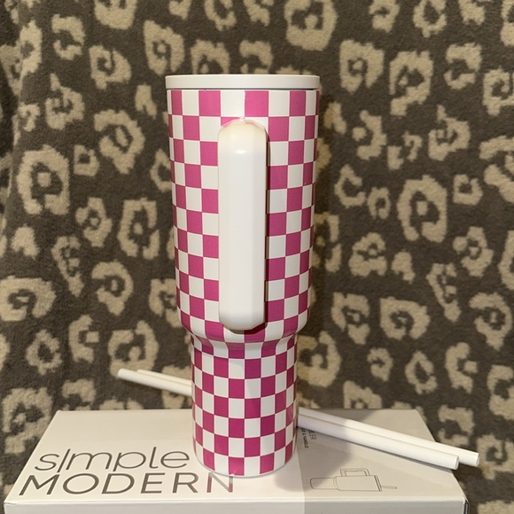 Simple Modern TREK 40oz Tumbler in Bubblegum Checkmate 😍 New 🆕 & Never Used 😍 - Picture 5 of 17